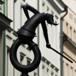تصویر جن قد بلند با عصای مار