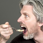 یک مرد گرسنه در حال غذا خوردن