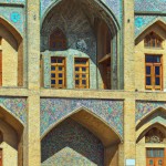 نمای مغازه دو طبقه براساس معماری سنتی ایرانی و کاشی کاری اصفهان