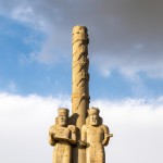 کوروش بزرگ و زرتشت در بالای برج