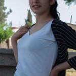 یک دختر با دست بر روی وسطش