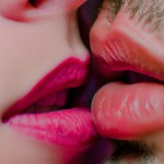 لب یک دختر به لب یک پسر