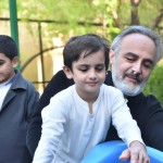 حاج قاسم سلیمانی درحال بازی با بچه ها