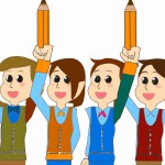 3 دانش آموز دختر و پسر در حال اشاره به آسمان در حالی که در مقابل چند مداد قهوه ای رنگ ایستاده اند.