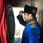 تصویر درباره یک مرد با لباس و کلاه قشقایی باشد که در حال ادای احترام نظامی به آرامگاه کوروش هخامنشی هست