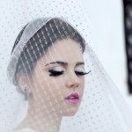 تصویر یک دختر با چادر در کنار کاخ سفید با آرایش خلیجی