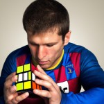 لیونل مسی در حال حل کردن مکعب روبیک