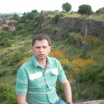 تصویر سید تقی علوی در برغس که درکوهستان و روبرویش کوه شیب دار باشد