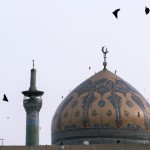 تصویری از حرم امام رضا ع که پرندگان زیبا بر فراز گنبد در حال پرواز هستند
