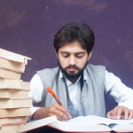 دانش آموزی که داره درس میخونه و پشتش جنگ هست. توم و تانک و موشک. دوست داره بره جنگ که شهید بشه ولی خانواده اش نمیازرن. از طرف دیگه هم باید ازدواج کنه و پول نداره و دوست داره کار کنه