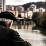 یک پیرمرد در کنار رودخانه