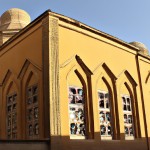 مدرسه ای با تم فرهنگ و هنر ایرانی و اسلامی که پنجره اش رو به باغ و آسمان باز میشود