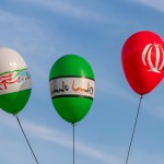 چند بادکنک در حال پرواز که پرچم کشور ایران و روسیه و عراق روی آن ها نقاشی شده