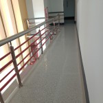 راهرو ب طول 5 متر و عرض دو متر و ی را پله از سمت چپ ب عرض یک متر