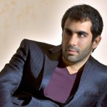 یک آقای ایرانی با موهای مشکی و قدی بلند لاغر مهربان
