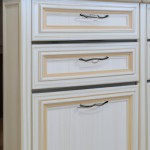 کابینت اشپزخانه در ابعاد ۴متر در۳متر طرح نئو کلاسیک با رنگ روشن