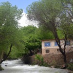یک روستای خوش آب و هوا با درختان سرسبز  که رودی از کنار خانه های شیروانی دار ش رد می شود