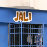 یک مغازه که داخلش لباس کودک به فروش میرسه و 
 هست Jalali سر درش به اسم