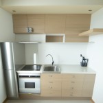 آشپزخانه با کابینت سفید باشه دارای میز غذاخوری چهار نفره  باشه  دارای  دو پنجره رو به کوچه باشه