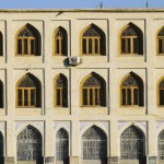 تصویر یه ساختمان ۴ طبقه نزدیک حرم امام رضا که پنجره به سمت حرم باشد