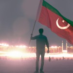 مردی پرچم به دست وسط میدان آزادی که آزادی میخواهد