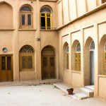 خانه خشت و گلی در شهر یزد که حیاط بزرگی دارد