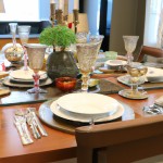 یه میز وسط سالن با ظروف چوبی لاکچری