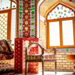 یک اتاق با دکوراسیون سنتی ایرانی