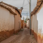 کوچه با دیوارای اجوری و خونه های قدیمی