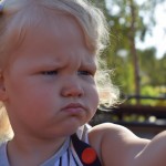 دختر دو ساله با موهای زرد و چشمان آبی ناز
