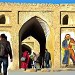 یک تصویر از بازار قدیمی ایرانی در کنار آتشکده فارس پاقع در فیروزآباد کنونی در استان فارس را بساز که تجار در حال داد و ستد هستند و یک فرد با لباس امروزی نیز در میان آنها حضور دارد.