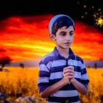 کودکی که در زیر بمباران غزه قرار دارد ولی بسیار با ایمان است