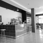 به تصوير با كيفيت از يك كافي شاپ ٣٥ متري در شهر بوشهر به نام كافئين به من نشان بده كه از جزييات كامل برخوردار باشد و از رنگ خاكستري استفاده شده