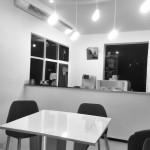 به تصوير با كيفيت از يك كافي شاپ ٣٥ متري در شهر بوشهر به نام كافئين به من نشان بده كه از جزييات كامل برخوردار باشد و از رنگ خاكستري استفاده شده