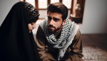 یک مرد ایرانی که جلوی همسرش که چادر مشکی است زانو زده و داره التماس می کنه