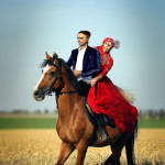 تصویر ملا که سوار بر اسب است همرا با زن زیبایش