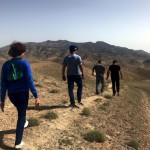 عکسی از نوجوانان در حال پیاده روی در مناطق عملياتی جنوب کشور ایران راهیان نور