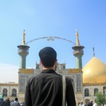 یک مرد در حال رفتن به زیارت حرم امام علی