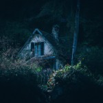 کلبه قدیمی در قلب یک جنگل تاریک و راز آلود و ترسناک