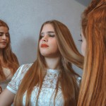 یک دختر خوشکل 18 ساله  با موهای طلایی که دو دختر دیگر او را مسخره میکنند