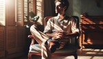 مرد نشسته روی صندلی و با پاهای باز