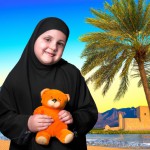 دختر تمام قد 9 ساله تپل با چادر مشکی اسلامی و روسری سبز که در دست آن یک عروسک خرسی نارنجی قرار دارد و دختر در حال خندیدن است. پشت آن یک نخل تمام قد قرار دارد که نور خورشید به آن تابیده است. و روی آن کمی خرما است.