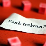 عکس مزدک بامدادان در لباس سفید با سربند بساز