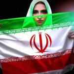 زن محجبه در دستش پرچم ایران