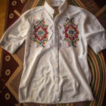 یه پیراهن سفید که با طرح قالی های ایرانی دیزاین شده باشد
