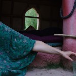زن با لباس سنتی از رگ دستش خون می آید و در کنار حوض حمام قدیمی ایرانی افتاده است
