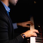 فرهاد در حال نواختن پیانو