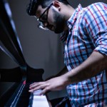 فرهاد در حال نواختن پیانو