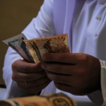 عکس شیخ که در حال شمارش پول هایش است