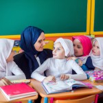 معلم باحجاب به همراه دانش آموزان